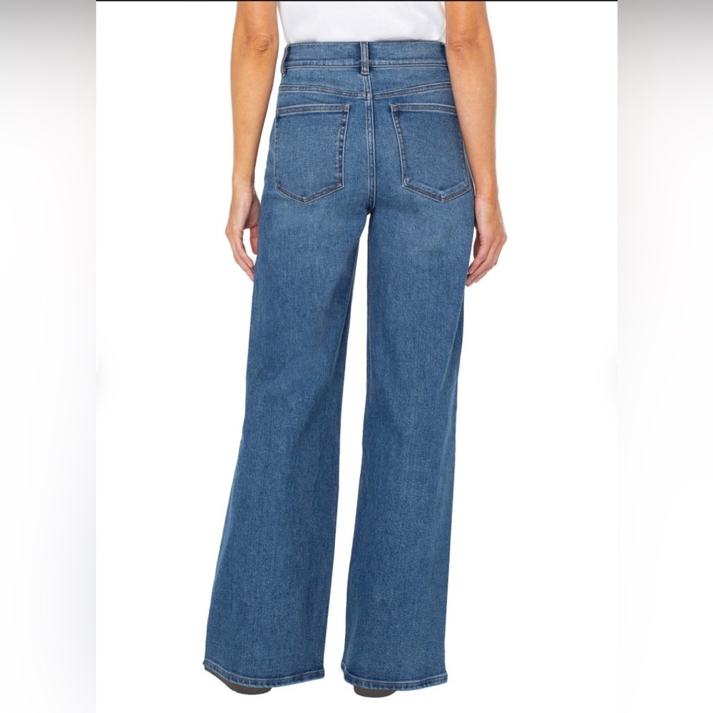 Well Worn Wide-Leg High-Rise Jeans in Medium Blue - Picture 3 of 8